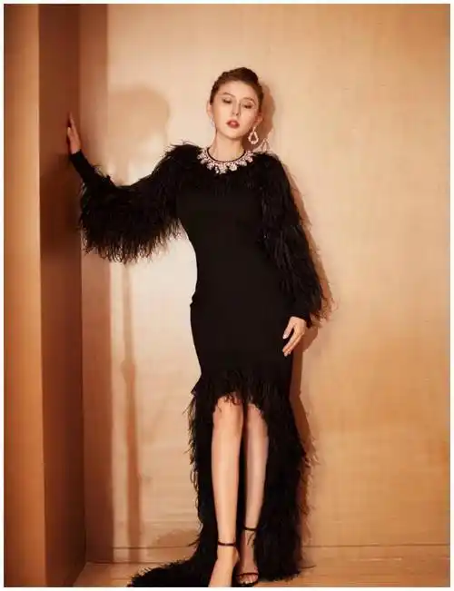 搭配同色系的细高跟鞋,气场全开,看起来性感迷人