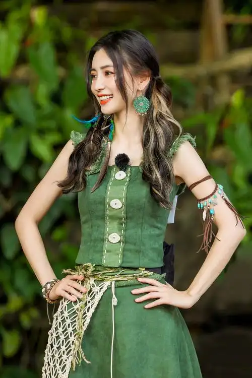 baby穿深绿色裙装 扎双马尾俏皮可爱