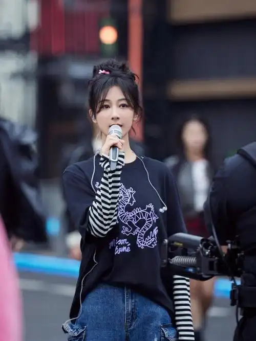 杨紫跨年彩排照96女大风穿搭好清纯