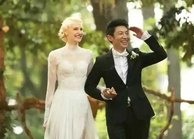 撒贝宁带老婆回沈阳婆家网友惊叹混血儿颜值逆天