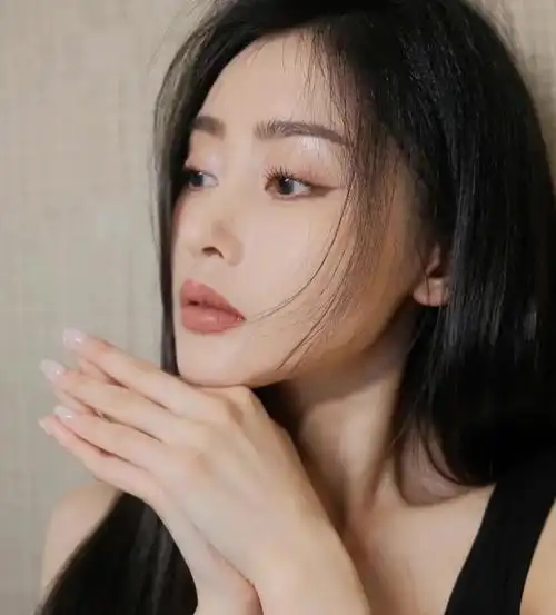 时尚女神亲自示范长直发造型,款款时尚又撩人,让你瞬间就被种草哦.