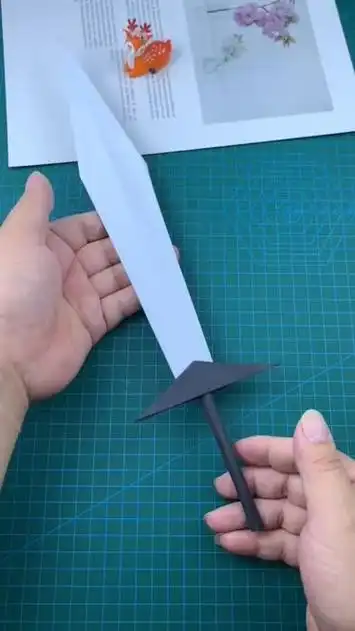 大宝剑折纸,好玩又不伤人.