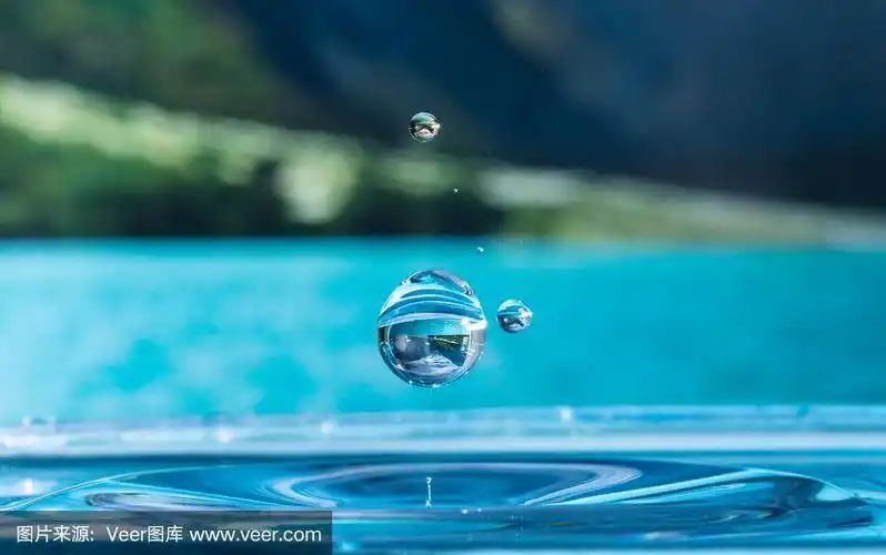 水滴在湖中溅起水花,并在背景上反射出山腰