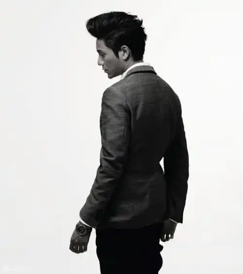 与陈坤携手登龙门 桂纶镁范晓萱剃头露背拍封面(组图)