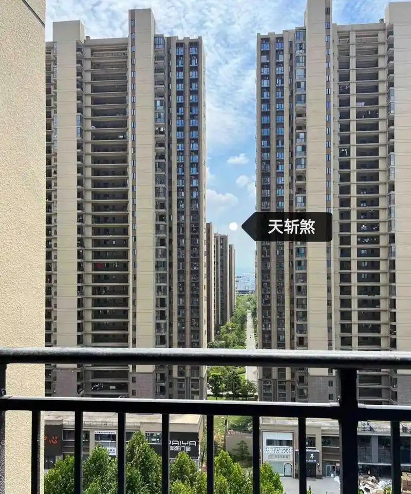 买房买到"路冲"房,同事劝我赶紧卖掉,太难了