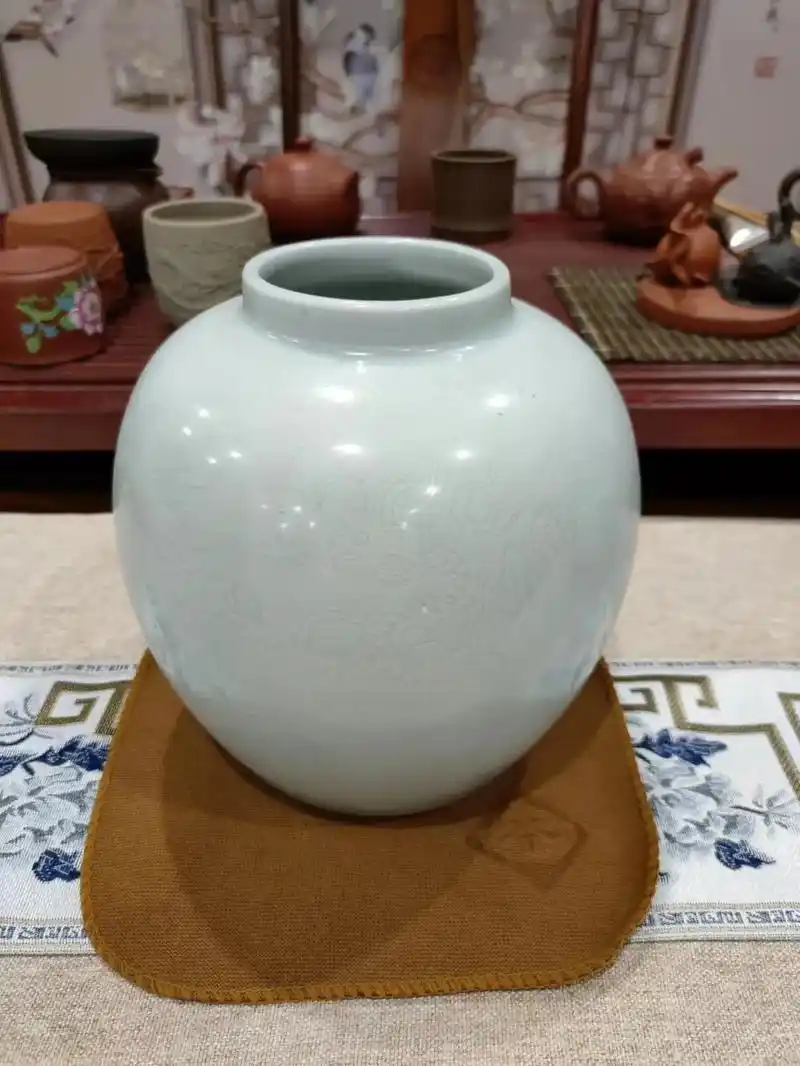 明代白釉暗刻龙纹罐明万历.