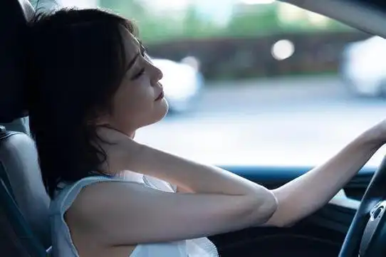 老司机提醒开车犯困不能喝红牛教你简单1招提神不犯困