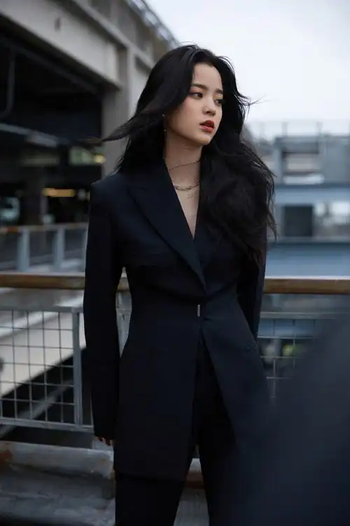 微博之夜#当女明星们穿上酷飒的西装,冷艳锋利的气场就再也藏不住啦!