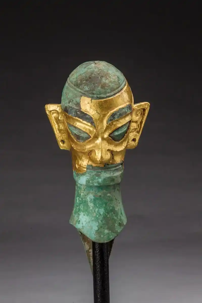 戴金面罩青铜人头像 商 四川广汉三星堆博物馆藏