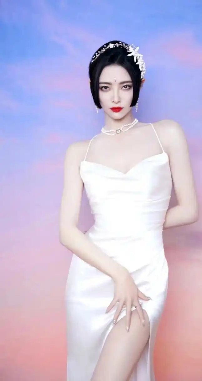 许佳琪白色露背裙!