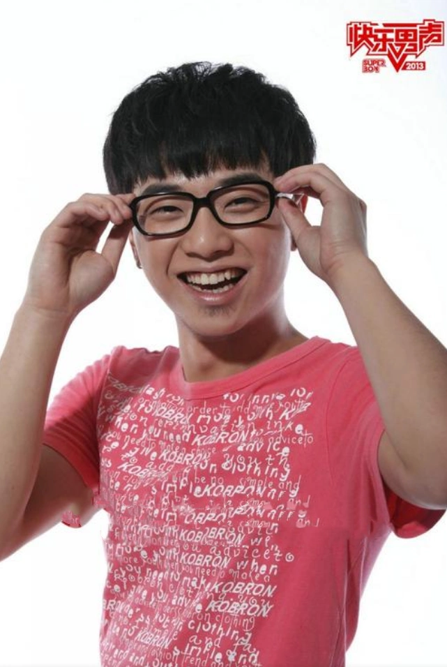 到底有没有"整容"?华晨宇对比旧照相是两个人,连粉丝都不敢认