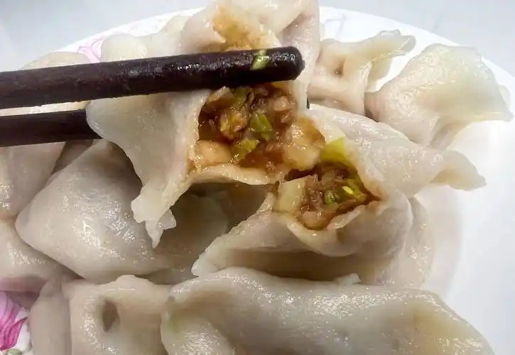 猪肉馅水饺要想好吃,一定要这样做,薄皮大馅,馅料鲜嫩多汁爽口_饺子