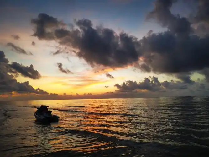 涠洲岛贝壳沙滩日出