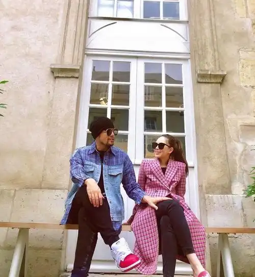 周杰伦陪老婆甜蜜逛街昆凌挺六个半月孕肚素颜出镜略显憔悴