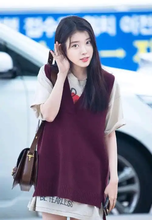 棕色t恤衫加上宽大的酒红色针织马甲,青春活力,李知恩也太甜了吧!