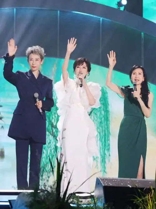 "小青"陈美琪与叶童合影无惧素颜,两度嫁富商收养先天女病童视如己出