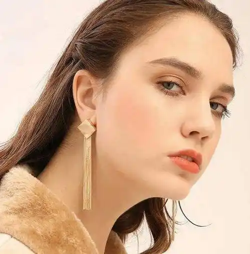 唐嫣终于营业了,靠耳饰提升颜值个性,秋冬必备这5款,戚薇也爱_耳环