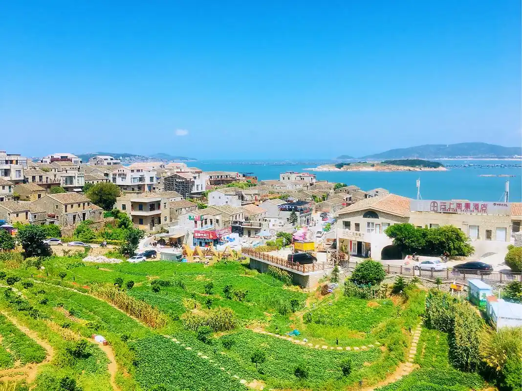 高山大海,青山碧水 烈风骄阳,蓝天白云 还有那优美的海岸线,细软的