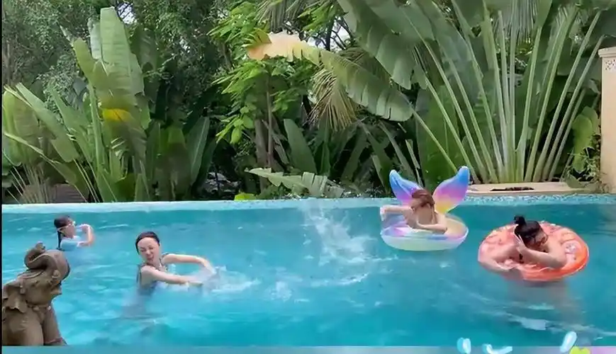 40岁李小璐泳池中与人嬉闹,穿泳装秀好身材,落水后素颜模样大变_田心