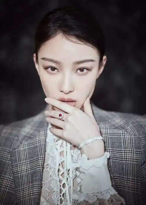 倪妮被评选为亚洲第一时尚面孔鲶鱼系女孩终于被官方盖章了