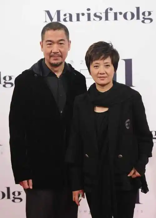 63岁邓婕为老公站台,穿着精致十分减龄,为啥62岁还这么美