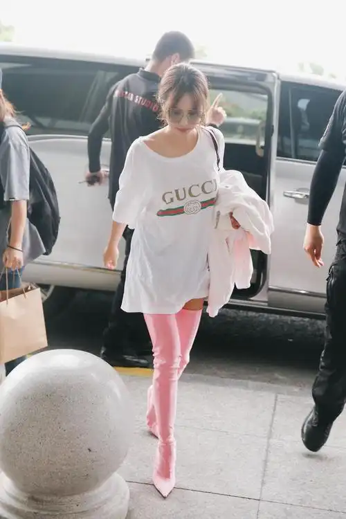 蔡依林长腿机场美图!简单t-shirt搭配过膝长靴