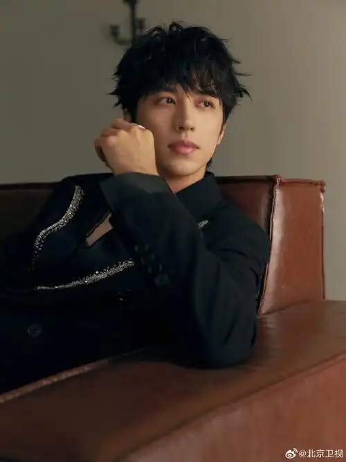 许魏洲黑西装绅士风范#黑色西装缀满闪钻,在复古皮