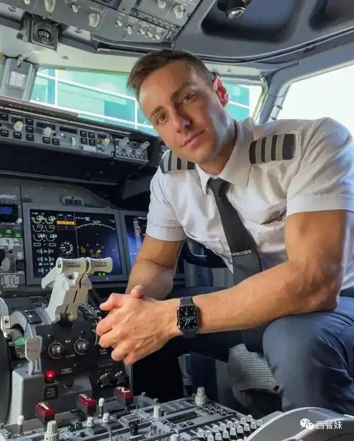 帅气美国机长网上走红竟自创品牌当模特