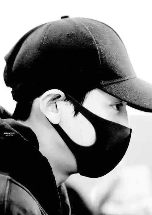 朴灿烈低调现身仁川机场,黑衣黑裤的朴火山气质满分