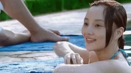 白百合泳池边晒太阳展示身材, 李小璐漂亮甩头不甘示弱