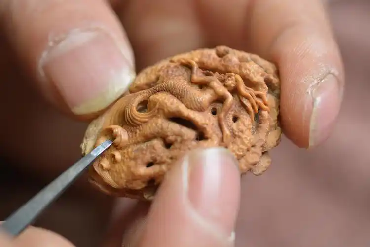 男子辞职专做桃核微雕一件作品曾卖上万元