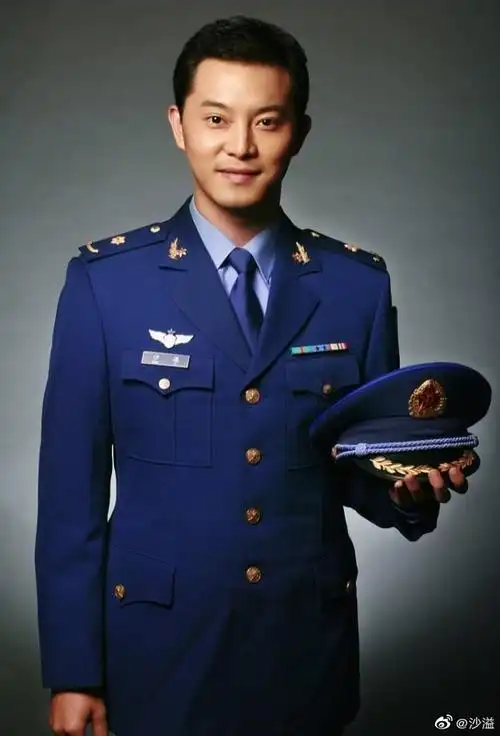 2/4沙溢穿军装3/4沙溢在电视剧中敬礼4/4沙溢旧照