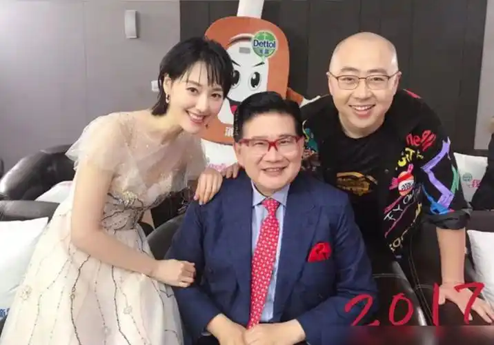 央视主持王冠:和曹可凡传绯闻,被母亲催婚,38岁未婚也幸福 - 音乐资讯