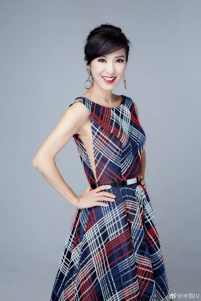 米雪扎少女丸子头发型63岁秒变成23岁少女身穿刺绣连衣裙逆天