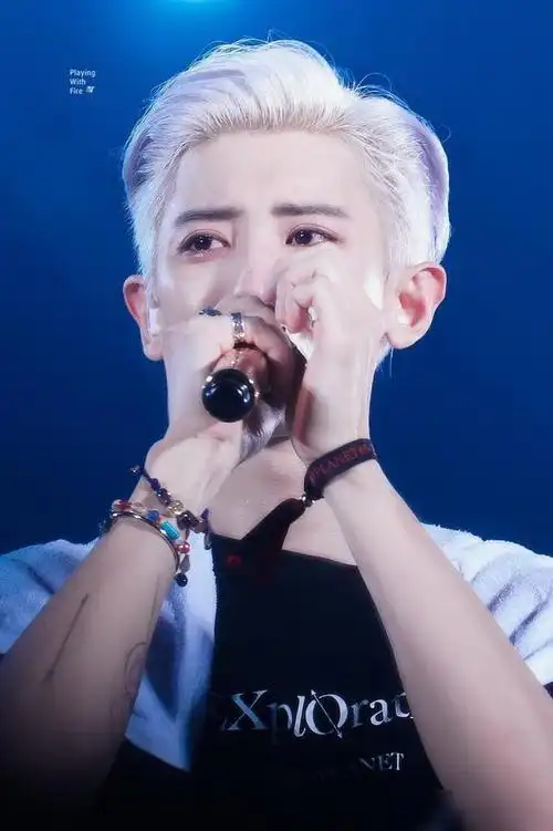 看到这两张图,不相干的路人都会为此心头一紧吧,虽然朴灿烈哭起来很