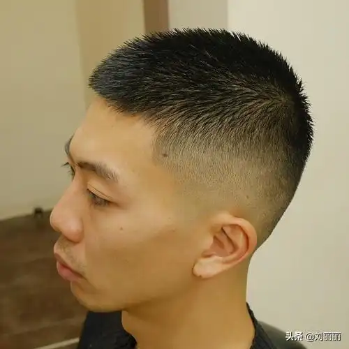 大多男士还是喜欢清爽一点好打理的发型,这就是小寸头人气比较旺的