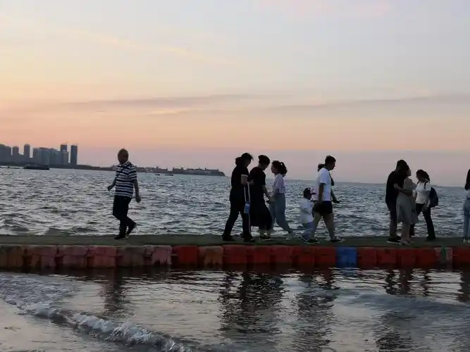 烟台的傍晚 海边散步的人们,悠闲自在,海风轻轻的吹,柔柔的抚摸着你.