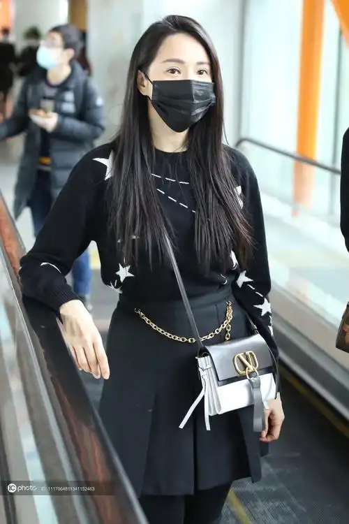 街拍伊能静黑色星星毛衣百褶短裙过膝靴valentino包袋活力减龄