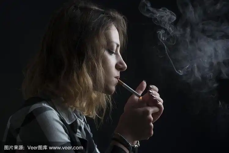 一个抽烟的女孩的肖像