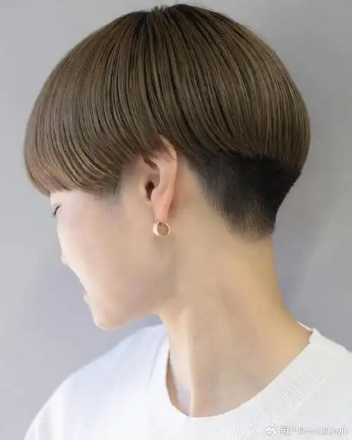 发型剪来剪去,我的最爱还是推后脖短发,利落时尚有质感