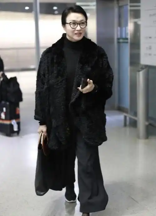 52岁金星重归男儿本色了?全身男装素颜走街,网友感慨:太洒脱