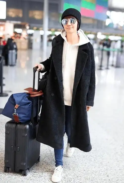 袁泉高级感无敌了_素颜穿卫衣 牛仔裤超有大牌范