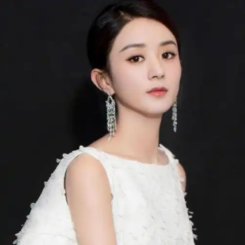 最近几天,赵丽颖的许多最新照片逐渐被发布,她的事业也越来越好.