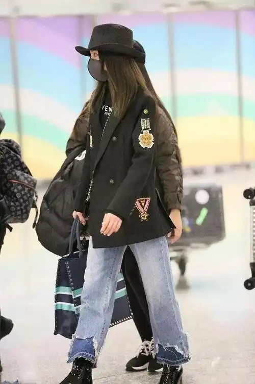 杨幂背香奈儿包包图片走个机场为啥还要背两个品牌包价格也是贵到令人