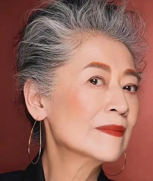 60的女人今年流行白发不染这几款白发造型时髦又洋气