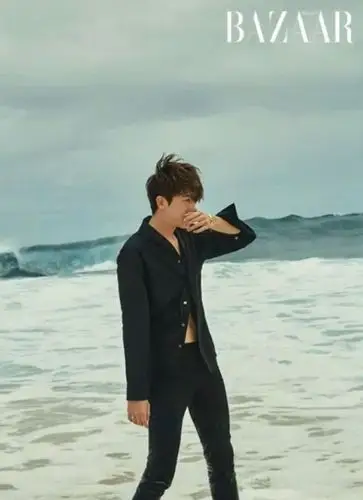 《大力女都奉顺》朴炯植拍海边大片 露腹肌成行走的荷尔蒙【组图】【4