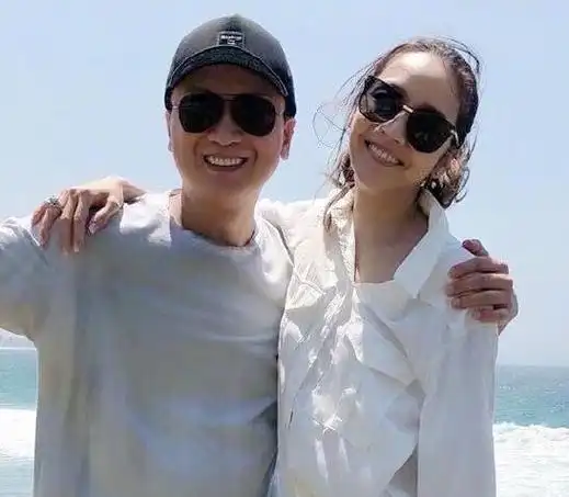 侯佩岑老公黄伯俊是干嘛的 黄伯俊个人资料介绍