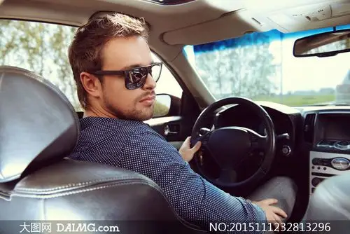 在开车的墨镜司机男人摄影高清图片