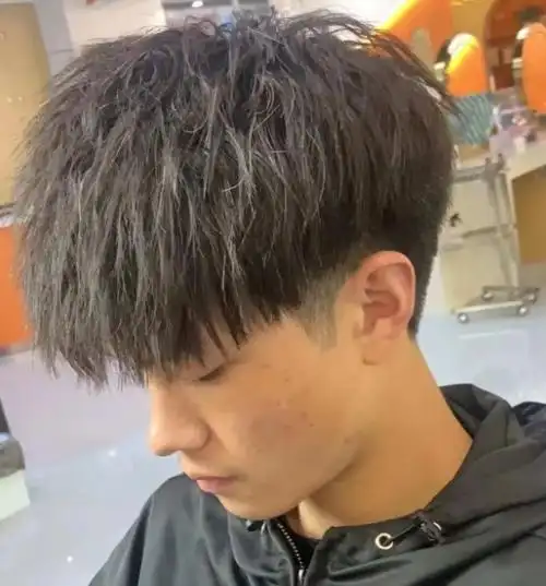 锡纸烫短发造型,简直就是潮男的烫发发型教科书范本,卷卷的发丝每一根