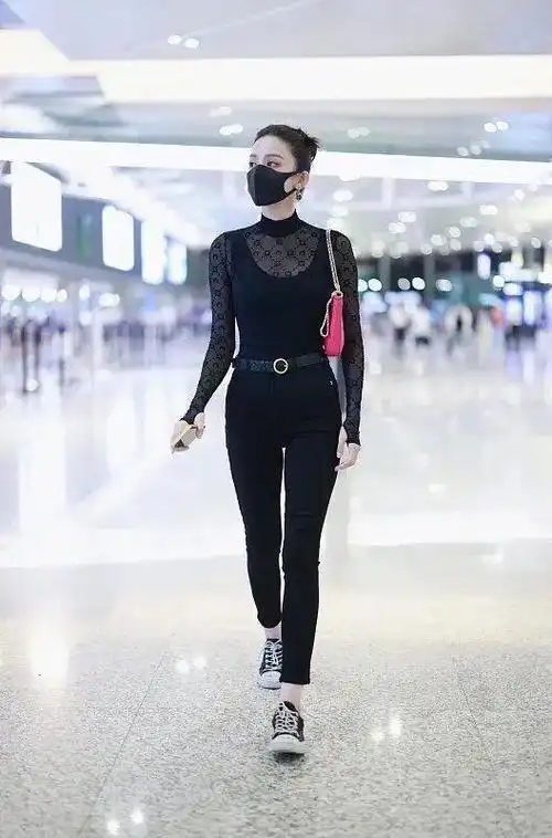 下半身配上黑色紧身裤更是秀出了古力娜扎的大长腿,双腿纤细修长,腿型